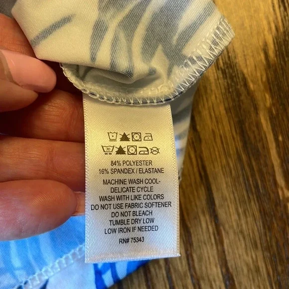 Tommy Bahama Golf tank with zipper V-neck size S NEW! - Picture 6 of 6